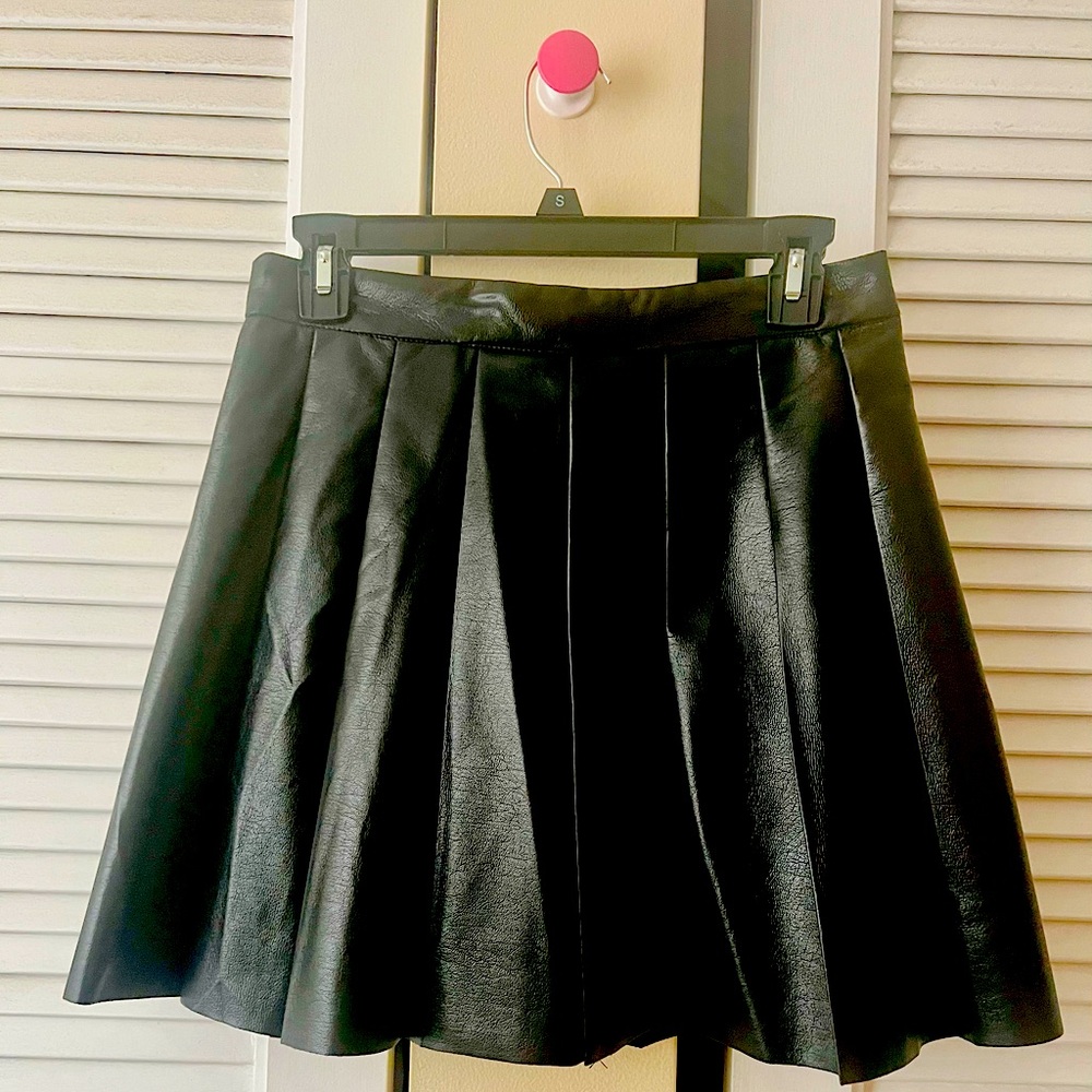 Faux leather black pleated mini skirt